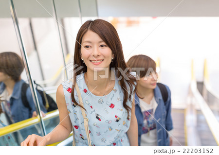 エスカレーターに乗る二人 22203152
