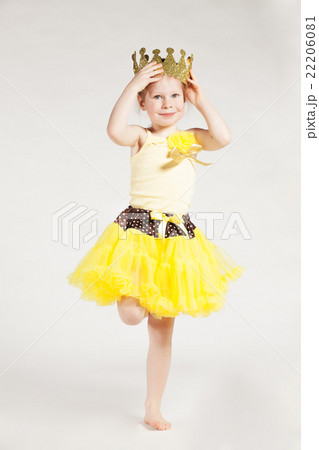 Little girl in yellow Little girl in yellow 22206081