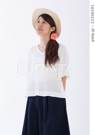 爽やかな夏服を着た可愛い女性の写真素材
