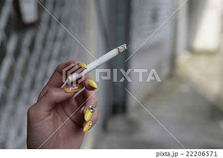 タバコを持つ女性の手の写真素材
