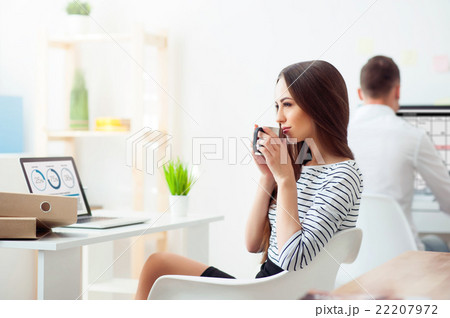 Magnetic woman working in the office    22207972