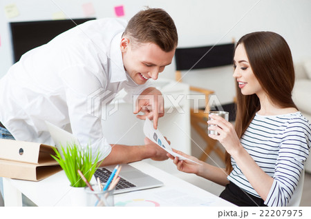 Positive colleagues talking     22207975