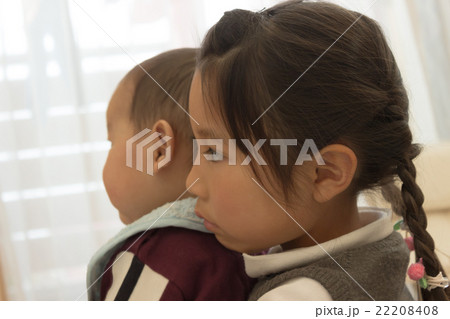 6 months old　&　5 years old 22208408