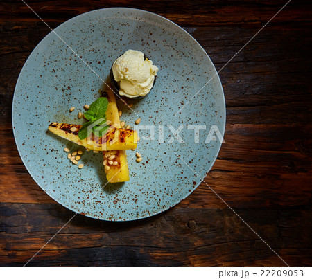Grilled pineapple with vanilla ice cream 22209053