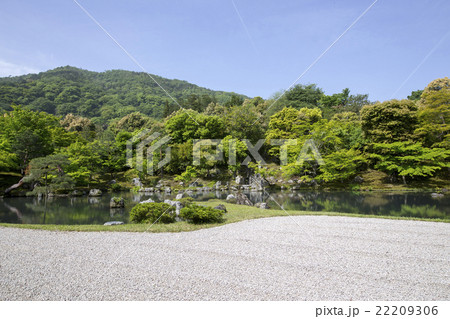 世界遺産　京都嵯峨嵐山　臨済宗総本山 天龍寺の曹源の池を望む庭園 22209306