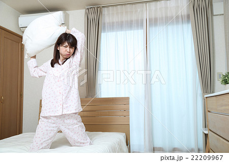 怒るパジャマ姿の女性 22209967