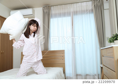 怒るパジャマ姿の女性 22209970