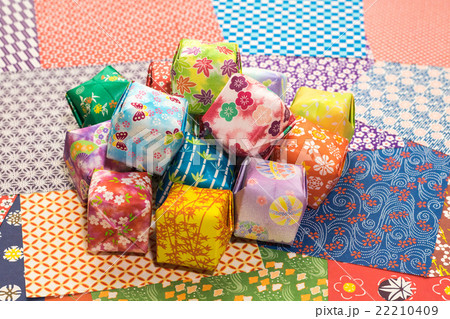 カラフルな折り紙の風船 22210409