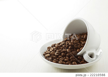 コーヒー豆とカップ 22210566