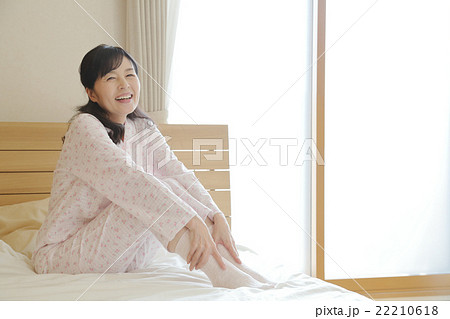 靴下をはく50代女性 22210618