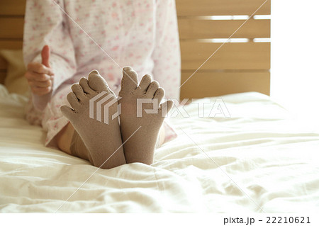 靴下をはく50代女性 22210621