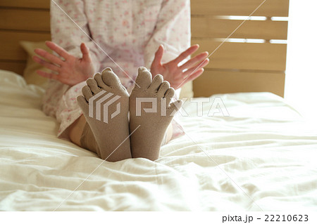 靴下をはく50代女性 22210623