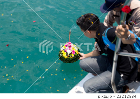 People Loy Kratong for Scattering Ashes Ceremonies 22212834
