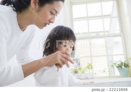 ライフスタイル　女の子とママ 22213606