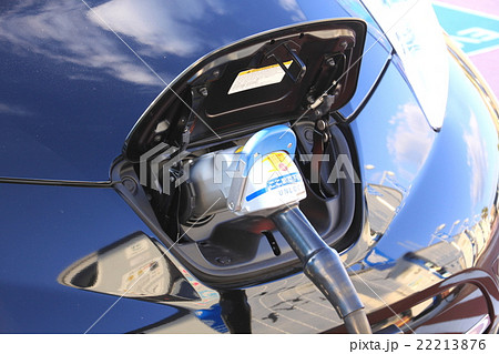 充電中の電気自動車  22213876