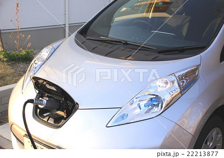 充電中の電気自動車 充電中の電気自動車 22213877
