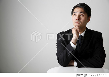 考えるビジネススーツ姿の男性 22214338