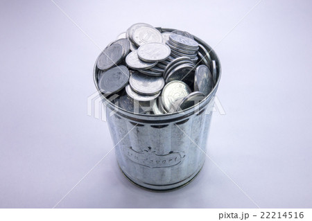 ゴミ箱の中の一円玉 22214516