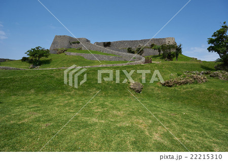 緑の丘陵に立つ勝連城跡、うるま市、沖縄（超広角撮影） 22215310