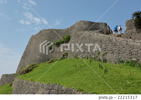 勝連城跡、観光客が通る三の曲輪（城門）、うるま市、沖縄 22215317