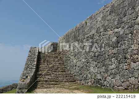 勝連城址、一の曲輪(城門)に続く城壁と石段、うるま市、沖縄 勝連城址、一の曲輪(城門)に続く城壁と石段、うるま市、沖縄 22215419