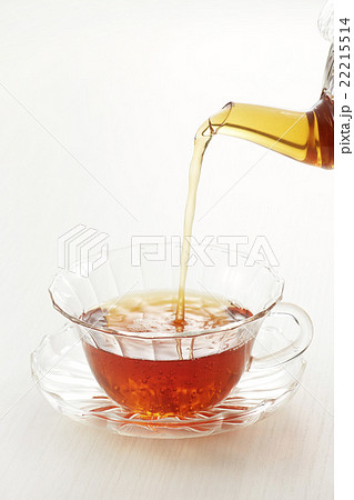 ティーカップに注がれる紅茶の写真素材