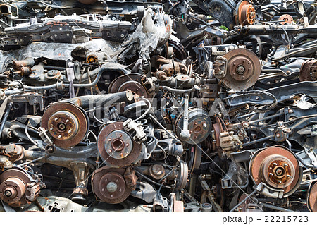 Heaps of used old auto disk and drum brake parts 22215723