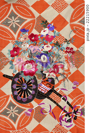 日本の紋様 絹織物 染め物 古布 花の刺繍 和柄の写真素材