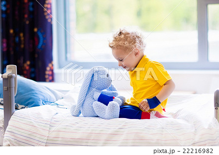 Little boy in hospital room Little boy in hospital room 22216982
