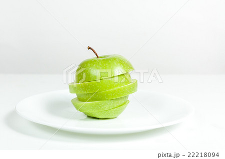 Slices of green apple in a  plate 22218094