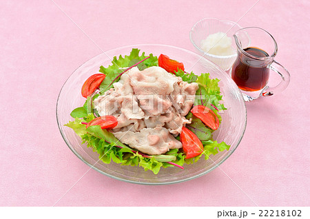 夏の冷しゃぶ（豚肉の冷やししゃぶしゃぶ）料理。 22218102