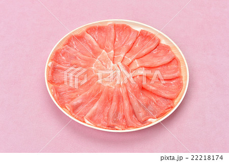 夏の冷しゃぶ（豚しゃぶしゃぶ用）の豚もも生肉（精肉）食材。 22218174