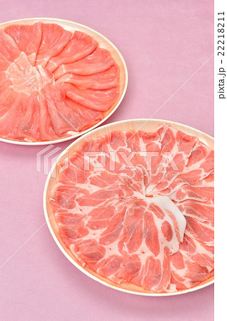 夏の冷しゃぶ(豚しゃぶしゃぶ用)の豚ロース/もも生肉(精肉)食材。 夏の冷しゃぶ(豚しゃぶしゃぶ用)の豚ロース/もも生肉(精肉)食材。 22218211