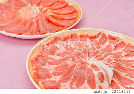 夏の冷しゃぶ 豚しゃぶしゃぶ用 の豚ロース もも生肉 精肉 食材 の写真素材