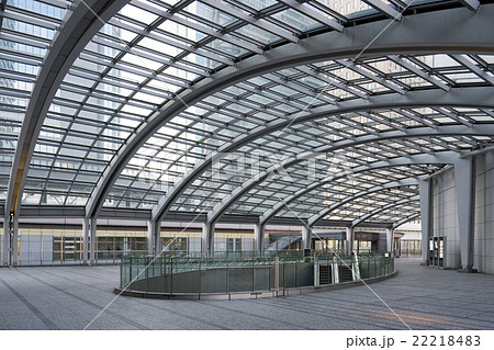 汐留駅付近のガラス屋根の建物の写真素材