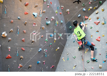 ボルダリングをする男性 22218551