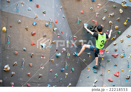 ボルダリングをする男性 22218553