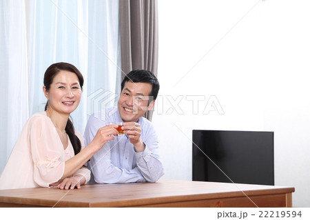 乾杯する仲良しミドルカップル 22219594