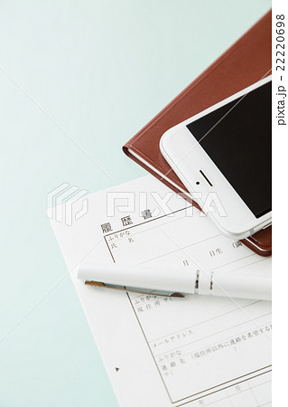 履歴書とスマホと手帳 22220698