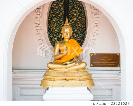 Buddha statue in Phra Pathom Chedi temple 22221027
