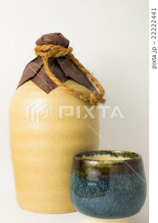 焼き物の酒瓶とぐい吞み 22222441