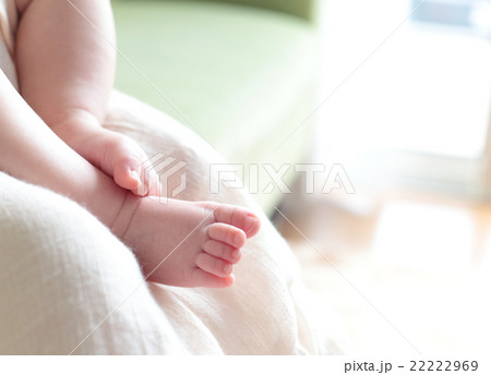 お母さんに座る赤ちゃんの足 お母さんに座る赤ちゃんの足 22222969