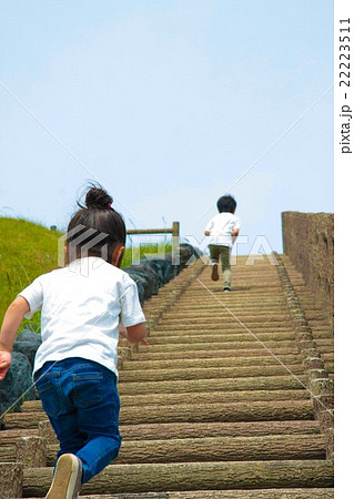階段を駆け上がる子供の写真素材