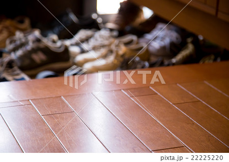 脱いだ靴　たくさんの靴　玄関　薄暗い　親戚の集まり　集会　履物　パーティの時の玄関 22225220