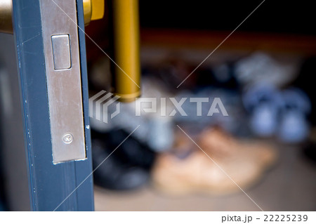 脱いだ靴　たくさんの靴　玄関　薄暗い　親戚の集まり　集会　履物　パーティの時の玄関 22225239