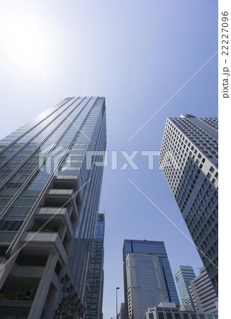 東京都市風景　丸の内　大手町　オフィス街　超高層ビルを見上げる　快晴　青空　太陽　爽やか 22227096