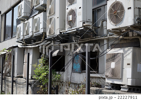 雑居ビル エアコン室外機の写真素材