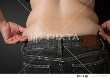 女性 メタボ お腹 贅肉 腰 女性 メタボ お腹 贅肉 腰 22229380