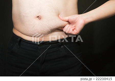 女性にお腹をさわられるメタボな男性のお腹 22230415