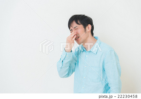 鼻をおさえる男性 鼻をおさえる男性 22230458
